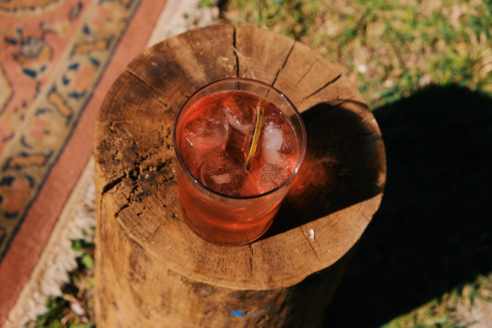 Sweet Dreams (Schweppes Selection Hibiscus)
– Ginebra, vermut rojo e zumo de lima
– Garnish: twist de limón