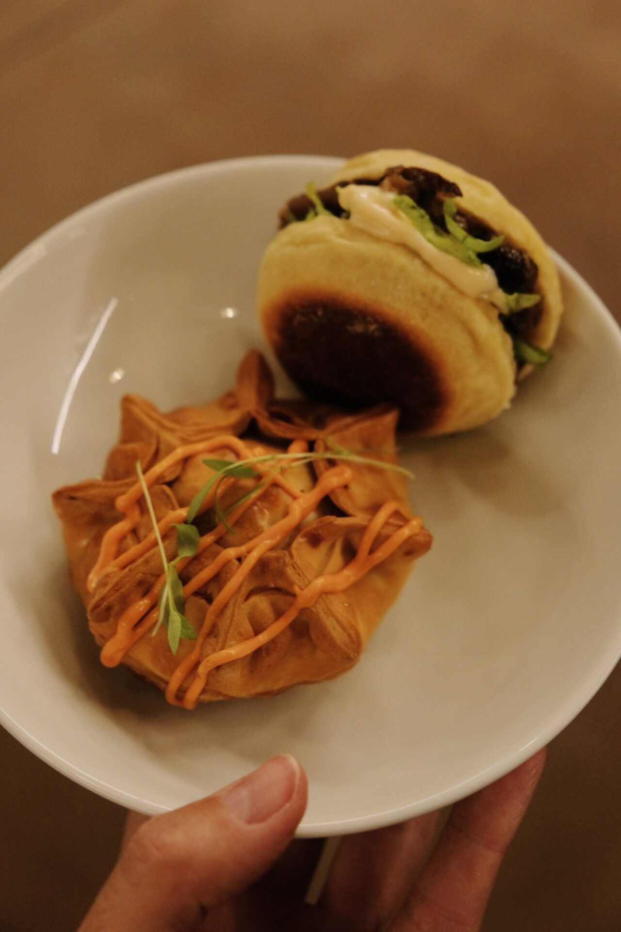 Bolo levedo com recheio de cogumelos e Empada de cabrito com cogumelos